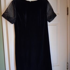 Elegant Black Velvet Short-Sleeve Dress